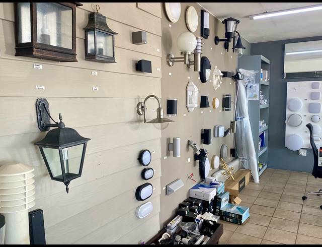 120M² BUSINESS FOR SALE IN VOORBAAI